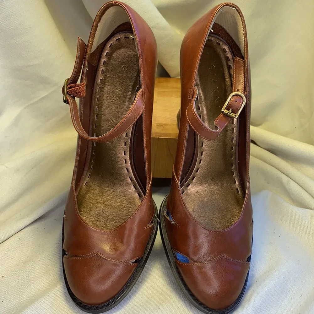 Gianni Bini elegant leather wedge almost NEW